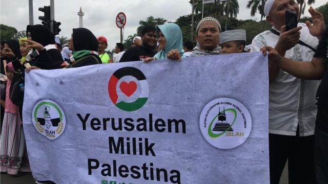 Massa Aksi Bela Palestina Padati Kawasan Monas, Ketua MUI Serukan ...