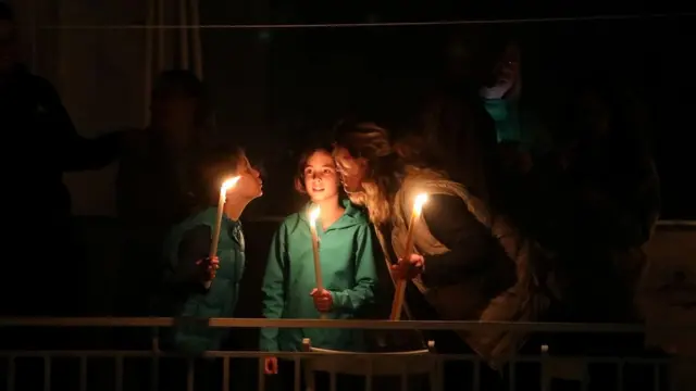 Семья в Афинах встречает Пасху на балконе