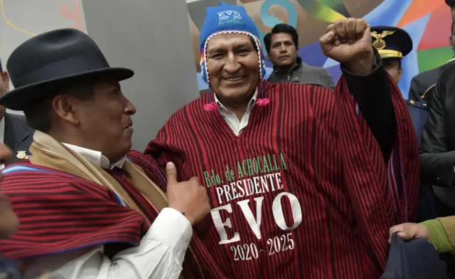 Evo Morales con un poncho