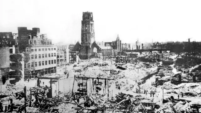 صورة لدمار مدينة روتردام بعد تعرضها لقصف الطائرات الألمانية