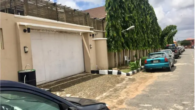 Adugbo Oloye ati ẹniu iloro ile rẹ