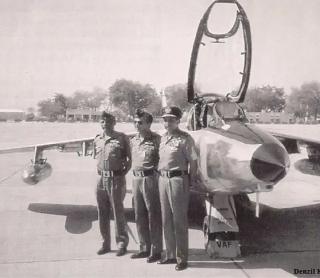 इस तस्वीर में कीलर बंधु फ़्लाइट लेफ़्टिनेंट पठानिया के साथ नज़र आ रहे हैं.