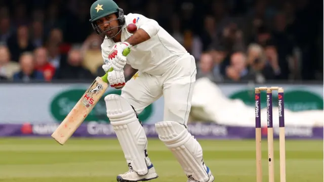 چائے کی وقفے سے پہلے سرفراز احمد ایک غیرذمہ دارانہ شاٹ کھیلتے ہوئے اپنی وکٹ گنوا بیٹھے۔ ووکس کی گیند پر ووڈ نے ان کا کیچ لیا