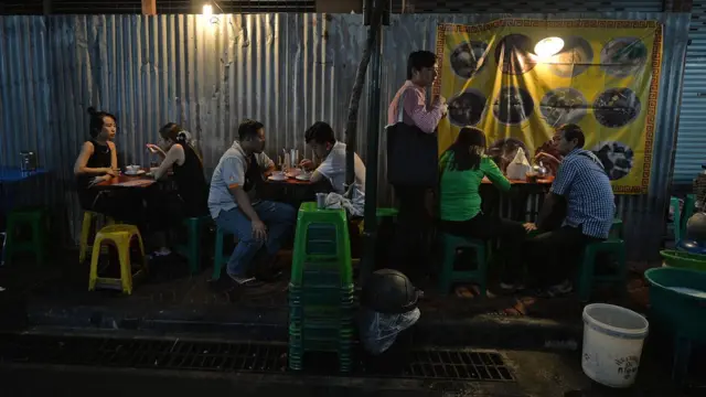 คนเมืองจำนวนมากเลือกกินข้าวนอกบ้านเพราะสะดวกกว่าการทำอาหารเองที่บ้าน