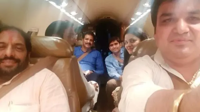 चारटर्ड विमान में सवार कांडा