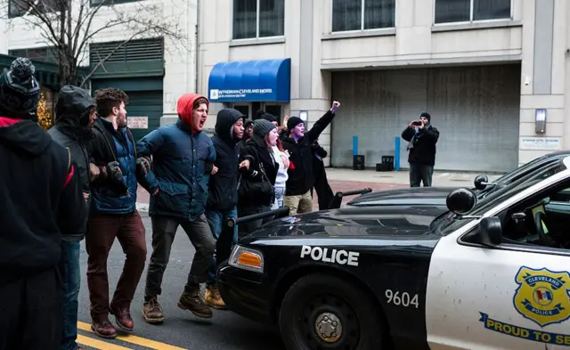 Protestas frente a una patrulla.