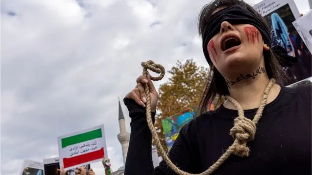 Manifestantes iranianos protestam na Turquia