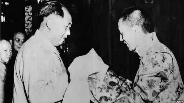 चीनचे नेते माओत्से तुंग यांना बीजिंग इथं स्कार्फ भेट देताना दलाई लामा (1954)