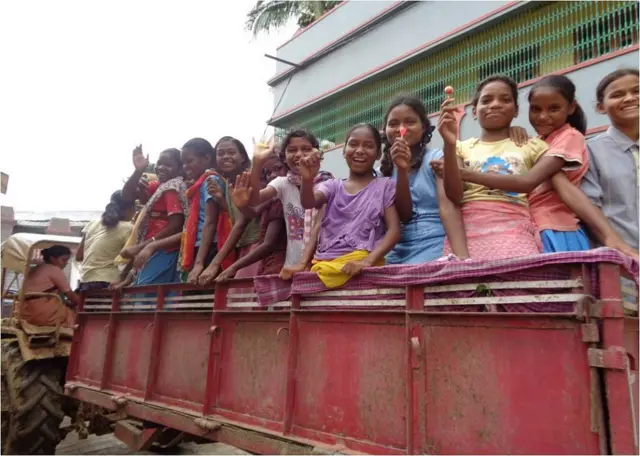 झारखंड के पश्चिम सिंहभूम ज़िले के चक्रधरपुर प्रखंड के कारमेल स्कूल की लड़कियां