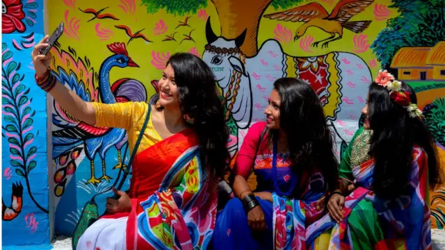 পহেলা বৈশাখ উপলক্ষে অনেকেই নতুন পোশাক কিনে থাকেন।