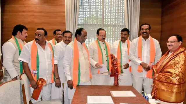 బీజేపీలో చేరిన తెలంగాణ కాంగ్రెస్ నాయకులు