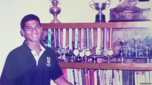 හිජාස් හිස්බුල්ලා පාසල් සමයේ ඔහු ලැබූ සම්මාන සමඟ