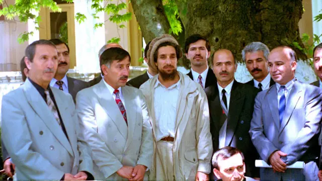 شکرجان ظهوراف (نفر اول سمت راست با کراوات آبی. وی اکنون رئیس پارلمان تاجیکستان است)، احمد شاه مسعود، سعید امیر ظهوراف (در کنار احمد شاه مسعود، با کراوات قرمز. وی در آن زمان رئیس اداره امنیت ملی تاجیکستان بود)