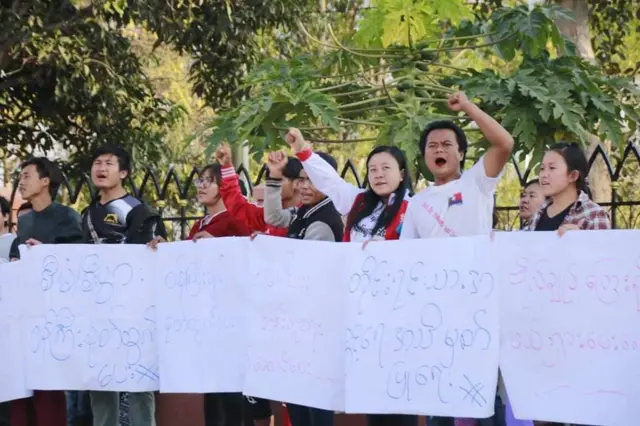 ဗိုလ်ချုပ်အောင်ဆန်းကြေးရုပ် ကို ကယားပြည်နယ် အတွင်း လက်မခံဖို့ ကရင်နီပြည်နယ်လူငယ်အင်အားစုသပိတ်ကော်မတီ က သဘောထားရှိပေမဲ့ နောက်တော့ အဲဒါကို လျှော့ ပေးလိုက်ပါတယ်