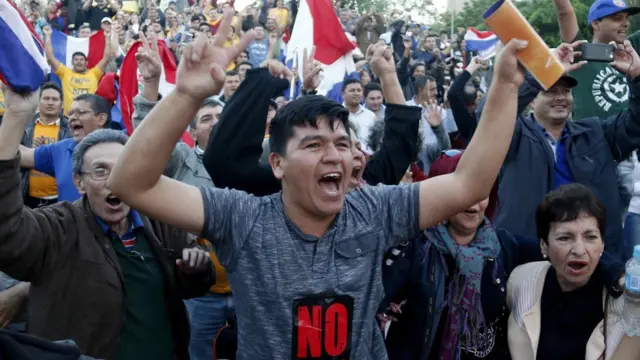 Opositores celebran la decisión de la Cámara de Diputados de rechazar la enmienda constitucional.
