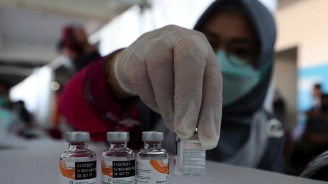 2021年6月22日，一名印尼醫護人員在西爪哇進行的新冠疫苗接種推廣活動中展示裝有科興疫苗的瓶子。