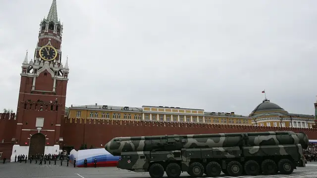 Qələbə paradında nümayiş olunan nüvə bombası