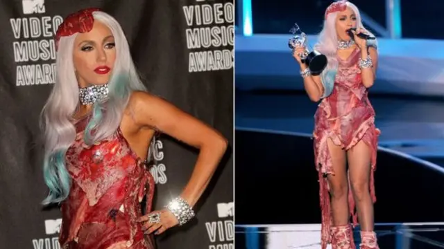 ليدي غاغا ترتدي ثوبا من شرائح اللحم