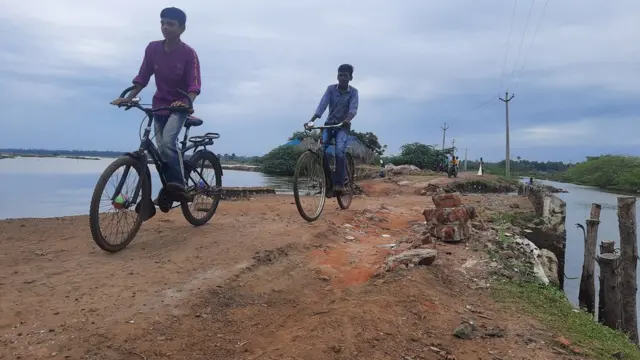 సముద్ర తీరంలో చిన్నారులు