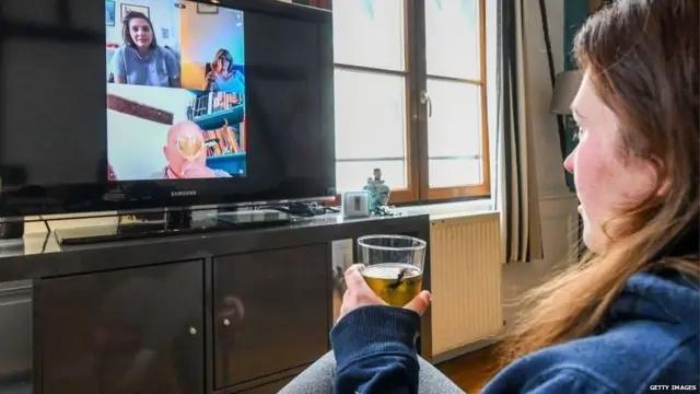 ऑनलाइन लोगों के साथ शराब पीते लोग