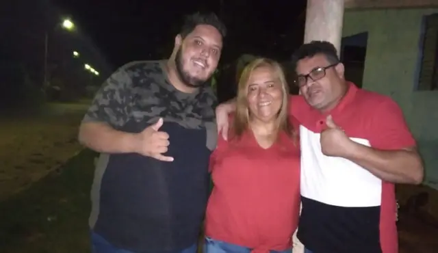 Renan sorri com os pais, Valmírio Cardoso e Maria de Jesus