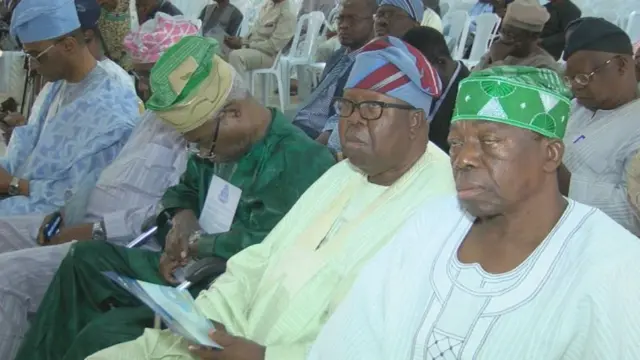 awọn agbaagba joko nibi ipade awọn