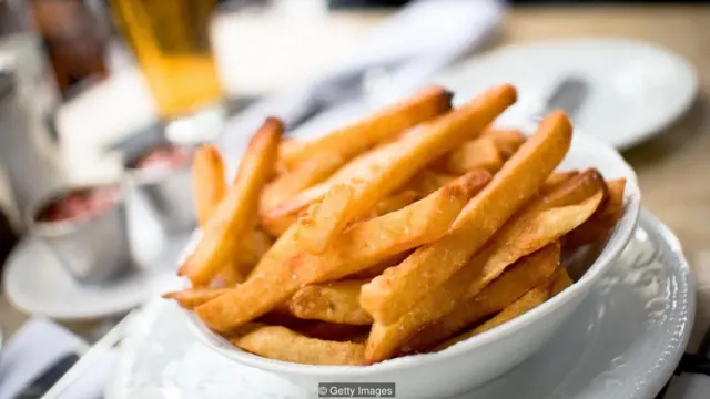 Duzlu yemək də gözləri şişirdə bilər