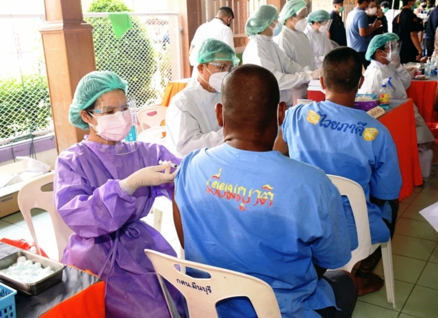 นักโทษในเรือนจำพิเศษมีนบุรีได้รับวัคซีนซิโนแวคเมื่อวันที่ 22 พ.ค.