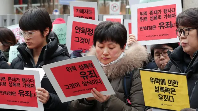 안희정성폭력사건공동대책위원회원들이 1일 오후 서울 서초구 서울고등법원에서 열린 '비서 성폭행' 관련 강제추행 등 항소심 선고공판을 마치고 입장을 밝히고 있다