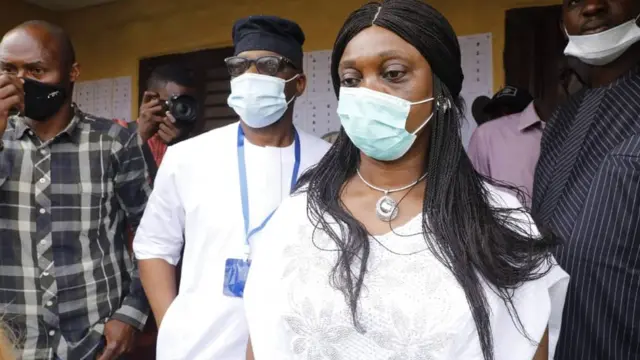 Jegede na nwunye ya apụtala isoro tụọ vọọtụ