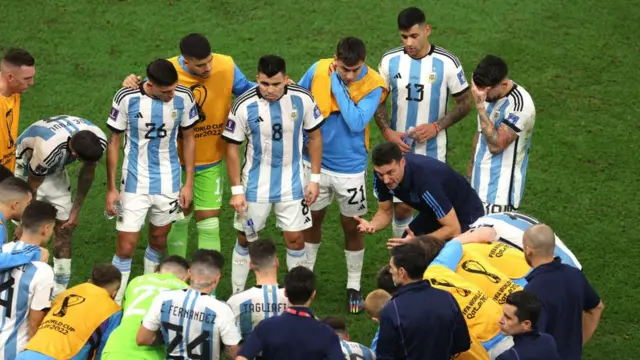 Lionel Scaloni habla con su equipo