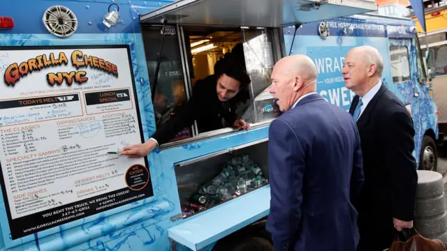 源于略显简陋卑微的四轮厨房,快餐车已经重新定义了城市的户外餐饮服务。