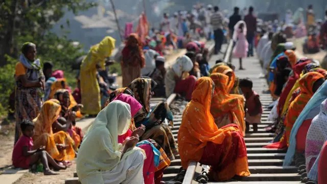 নারীরা অংশ নেন মোনাজাতে