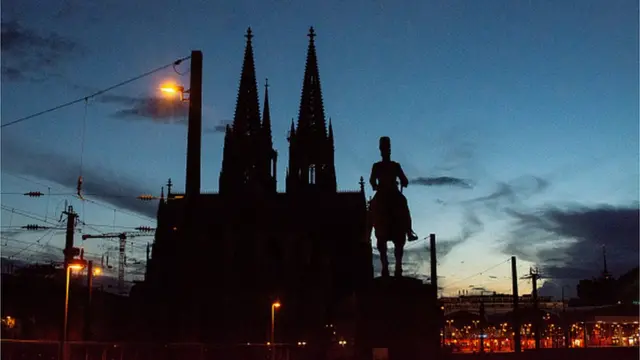 У заможній Європі ще з літа "прикрутили" не лише освітлення на вулицях, але й багато інших комфортних звичок