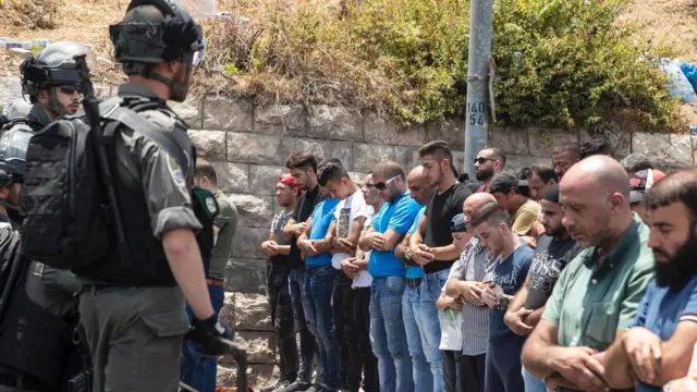 الاحتفال بإزالة البوابات الإلكترونية