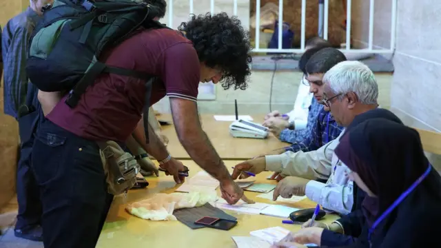 ایران کې د ولسمشریزو ټاکنو دولسمه دوره او د ښارونو او کلیو د اسلامي شورا د ټاکنو پنځمه دوره له روانه ده.