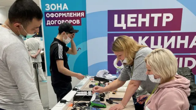 Россияда вакцина олаётган мигрантлар