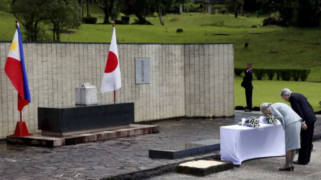 2016年1月，日本明仁天皇和皇后在菲律宾祭扫在二战中战死的日本士兵。