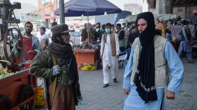 Un mercado en Kabul vigilado por talibanes