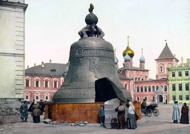 Fotografía coloreada de la Campana del Zar (Zar-kolokol), o Campana Real, es una campana de 6,14 metros (20,1 pies) de altura y 6,6 metros (22 pies) de diámetro en los terrenos del Kremlin de Moscú. La campana fue encargada por la emperatriz Anna Ivanovna.