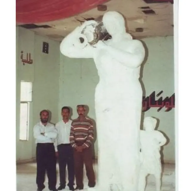 صورة للتمثال قبل نصبه في الشارع