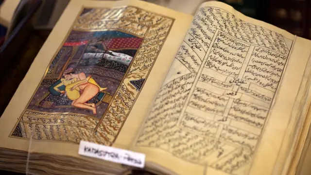 Ejemplar del Kamasutra en una feria del libro de Madrid.