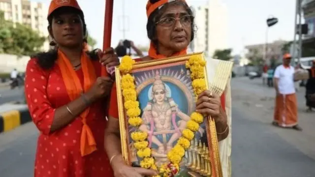 સબરીમાલા મંદિરની બહાર મહિલા