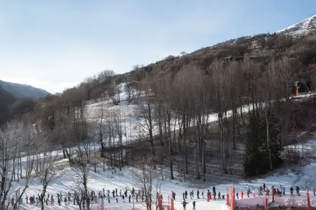 متزلجون يقفون في طوابير انتظارا لمصعد التزلج.