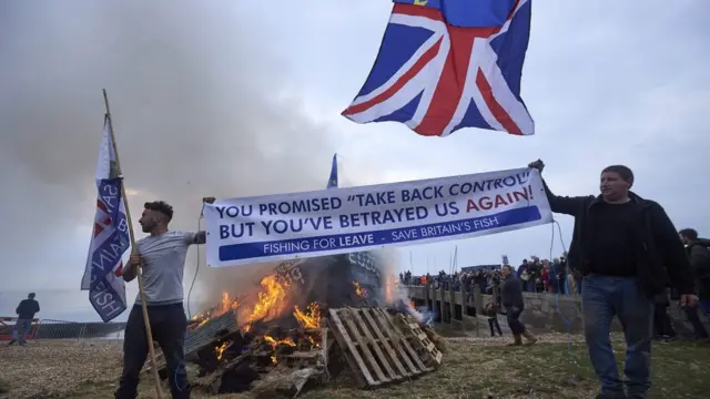 صيادو الأسماك في جنوب بريطانيا يحرقون قاربا احتجاجا على مسودة الاتفاق