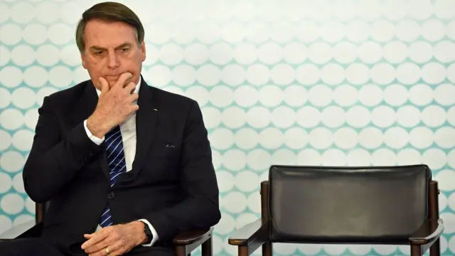 Bolsonaro sentadopmu freebetcadeira durante evento olhando para baixo