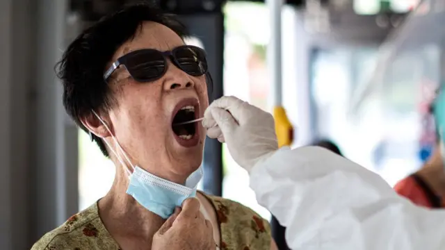 Một nhân viên y tế đang lấy mẫu xét nghiệm Covid-19 tại Vũ Hán