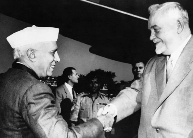 सोवियत संघ के पूर्व प्रधानमंत्री निकोलाइ बुल्गानिन के साथ भारतीय प्रधानमंत्री जवाहरलाल नेहरू