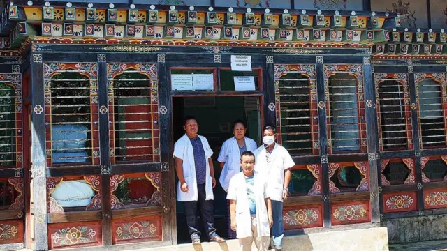 يفحص العاملون بوحدة شوركورلينغ للرعاية الصحية كل من يعاني من الحمى للتأكد من عدم إصابته بالملاريا