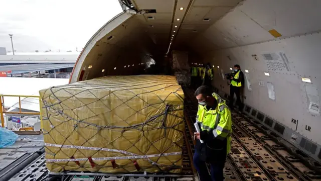 قد يكون نقل لقاحات فيروس كورونا إلى مناطق نائية من العالم أمرًا صعبًا